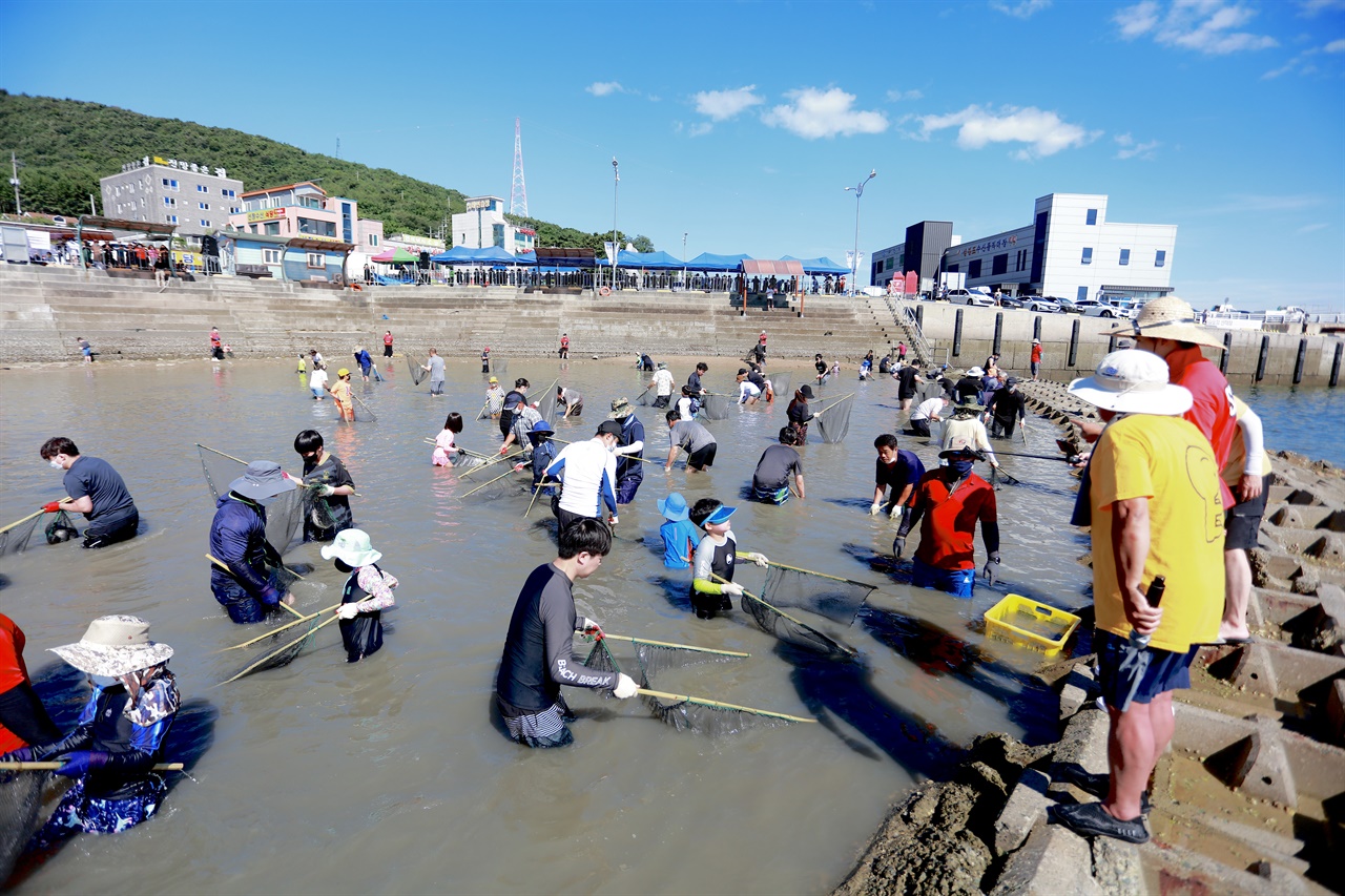 남녀노소 관광객들이 즐거운 한 때를 보내고 있다. .