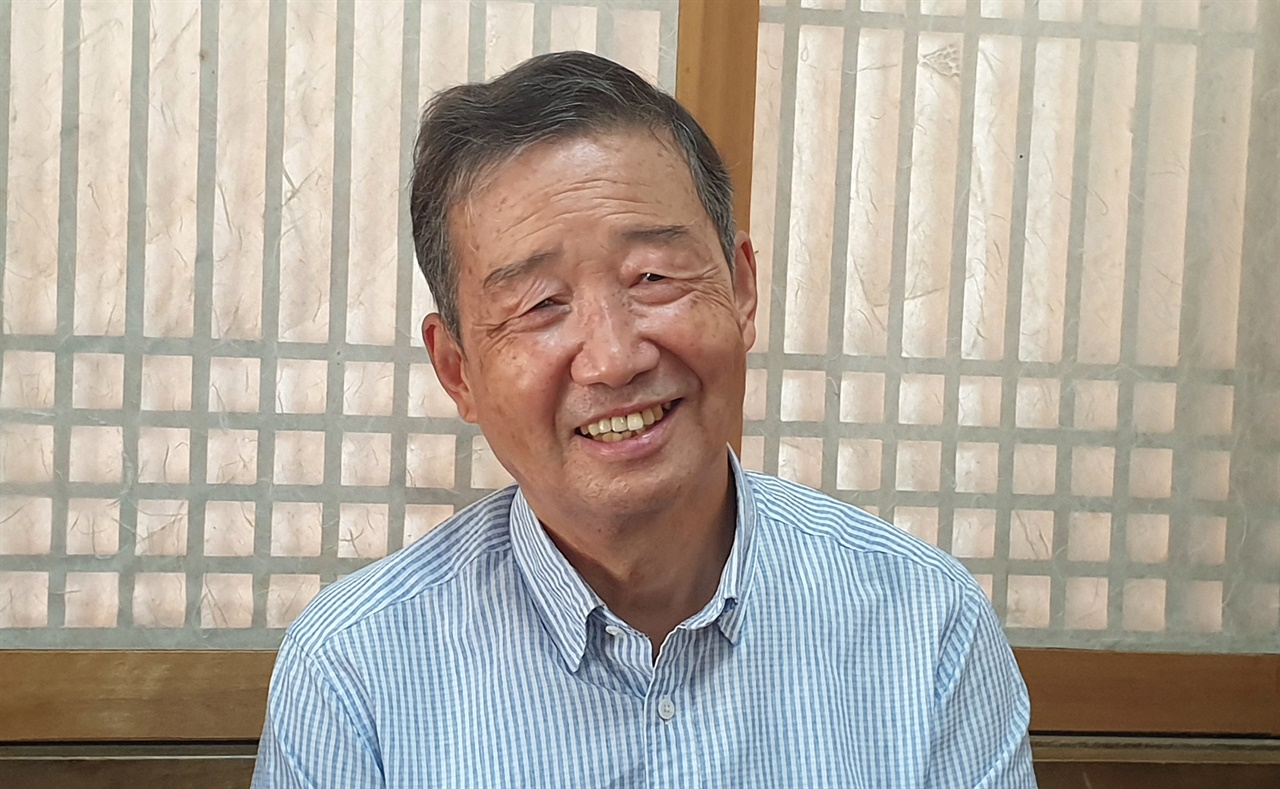 자신의 일상에 대한 이야기를 들려주고 있는 김병조씨. 지난 7월 22일 전남 강진에 있는 한 식당에서다.