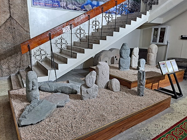 바얀 오르기 박물관에 전시된 석인상들 모습. 제주도 돌문화공원에서 본듯한 모습이다. 