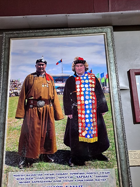 바얀 오르기 박물관에 전시된 사진으로 오른쪽 인물이 카자흐족 전통의상을 입고 왼쪽은 동몽골 전통의상을 입고 있다. 박물관 문화해설사 설명에 의하면 사진 속 인물은 몽골에서 유명한 스포츠맨으로 동일 인물이다. 카자흐족 전통의상과 동몽골 전통의상의 차이를 보여주기 위해 일부러 촬영한 사진이라고 한다. 