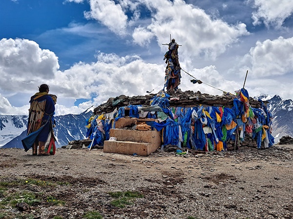 몽골에서 가장 높은 타왕복드산 인근 부리야트 샤먼이 푸른 옷을 입고 오보를 돌고있다. 오보에는 '푸른색' 하닥이 걸려있어 몽골인들이 '푸른색'을  얼마나 중시하는 지 짐작할 수 있다. 