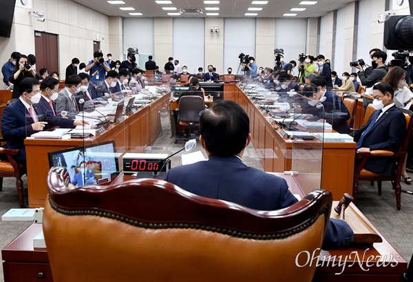  8일 서울 여의도 국회 행정안전위원회에서 윤희근 경찰청장 후보자 인사청문회가 열리고 있다.