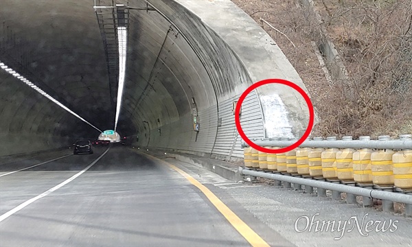 창원마산~고성 사이 국도에 있는 터널 입구에 '기후위기'(원안)라는 글자가 적혀 있다가 지금은 하얀색 페인트로 덧칠이 되어 있다.