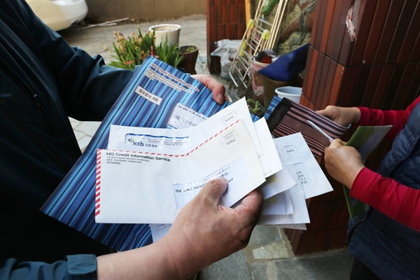 경남 김해시 부원동 소재 한 모텔 우편함에 남아있는 주인없는 우편물