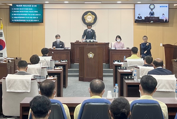 신 의장은 금품선거 관련의혹에는 전면 부인했다. 사진은 8일 열린 제288회 임시회에서 개회사를 하고 있는 신경철 태안군의회의장.