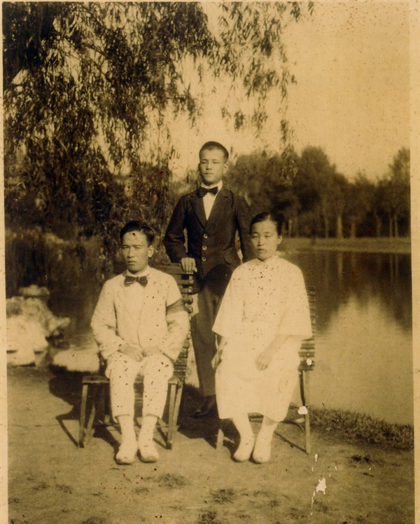 (앞줄 왼쪽부터 김의한, 정정화. 뒷줄 서 있는 젊은이가 김용한.)