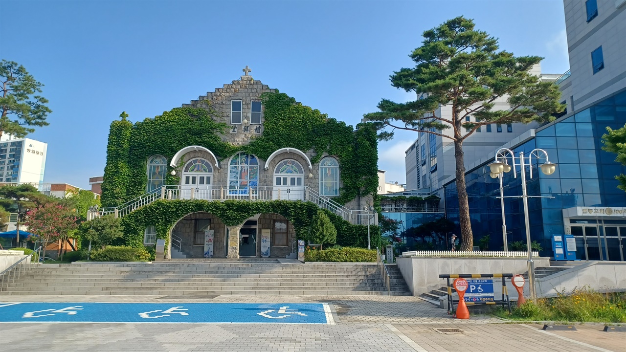 안동교회 예배당 1937년 완공된 예배당이다. 국가등록문화재 제654호, 한국기독교 사적 제32호