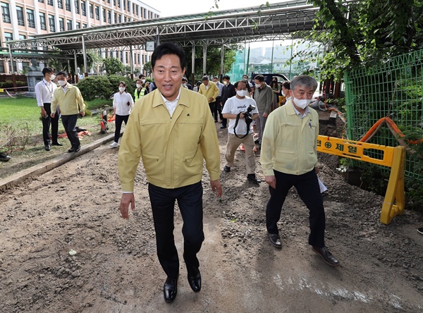 오세훈 서울시장이 7월 1일 오전 서울 종로구 폭우 피해지역을 둘러보고 있다.