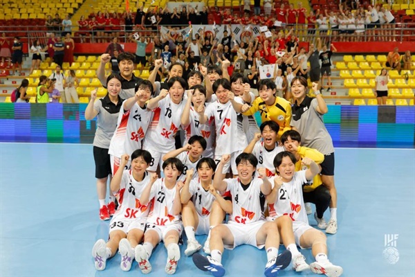  한국 여자핸드볼 청소년 국가대표팀이 16년 만에 세계선수권대회 결승에 진출했다. 