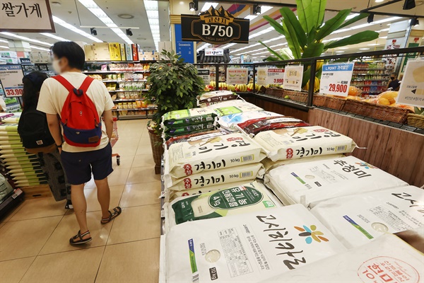 식품 물가가 하루가 다르게 오르는 요즘 쌀값은 오히려 하락하고 있다. 17일 통계청 국가통계포털(KOSIS)에 따르면 지난 5일 기준 산지 쌀값은 20㎏당 4만4천851원이다. 산지 쌀값은 지난해 10월 5만5천원까지 오른 후 지속해서 하락하다가 지난 5월부터는 최근 5년간 평년 가격(약 4만7천원) 밑으로 떨어졌다. 사진은 이날 서울 시내 한 대형마트에 진열된 쌀. 2022.7.17