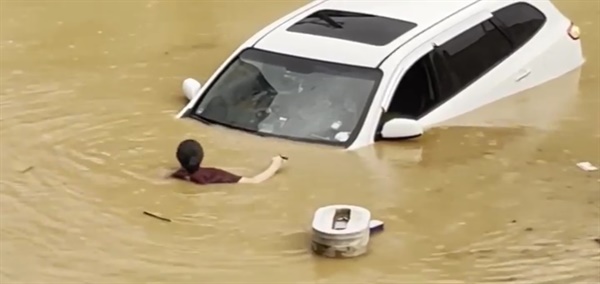 수도권에 호우경보가 발효된 8일 오후 경기도 파주시 한 주택가에 차량이 물에 잠겨 있다.