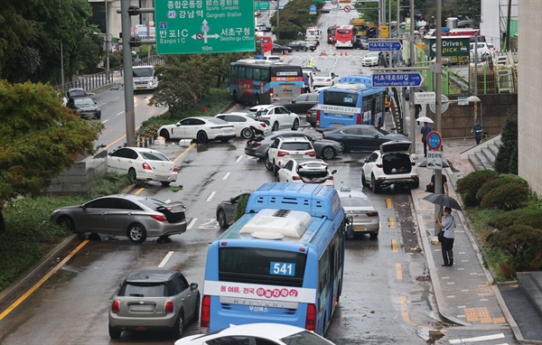  9일 오전 서울 서초구 진흥아파트 앞 서초대로 일대에서 전날 내린 폭우에 침수됐던 차량이 모습을 드러내고 있다.
