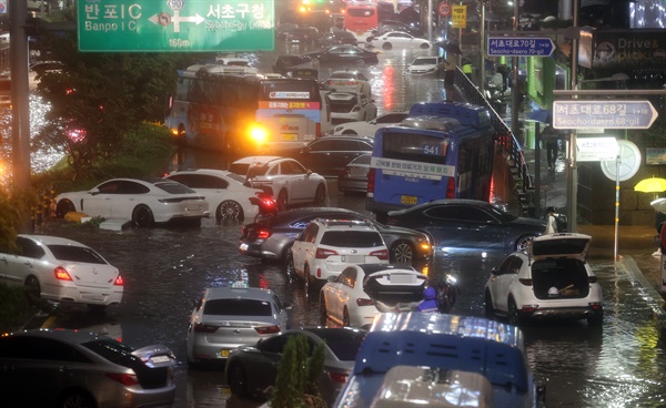 폭우가 내린 지난 8일 밤 서초대로 차량이 뒤엉켜 있다.