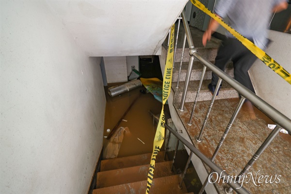 8일 오후 서울 관악구 신림동 한 빌라 반지하방이 침수되면서 일가족 3명이 사망했다. 9일 오전까지 물이 빠지지 읺아 반지하로 내려가는 계단까지 물이 가득 차 있다.