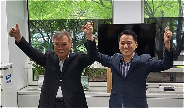 정기현 전 대전시의원(왼쪽)이 권중순 전 대전시의장(오른쪽)과의 더불어민주당 대전시당 위원장 선거 후보 단일화 여론조사 경선에서 승리했다.