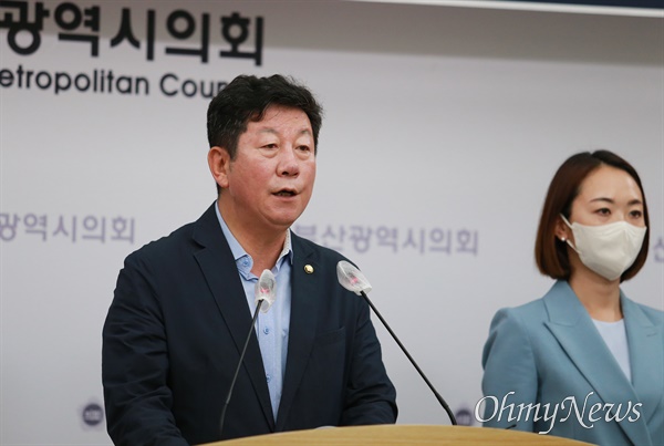 박재호 더불어민주당 국회의원이 9일 55보급창 신선대 이전 논란과 관련해 부산시의회 브리핑룸에서 반대 기자회견을 열고 있다.