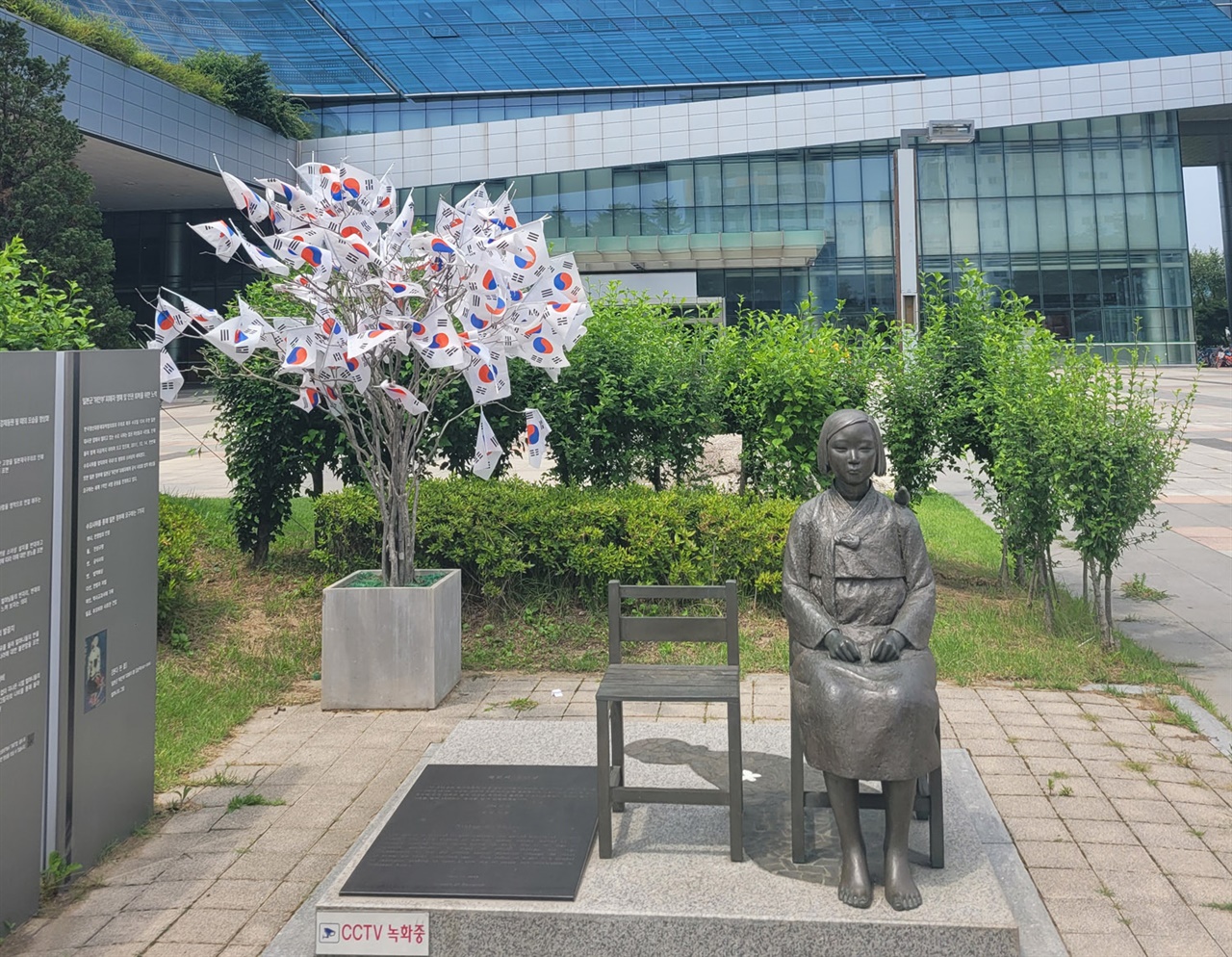 경기 성남시가 일본군 위안부피해자 ‘기림의 날’을 맞아 오는 12일부터 14일까지 3일간 시청광장 내 시민 자율 추모공간을 운영한다.