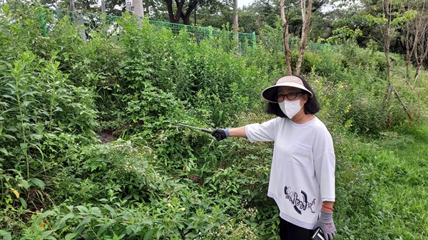 계량기가 어디 있는지 알 수 있겠냐고 묻는 조용옥씨. 그는 검침을 위해 항상 낫을 들고 다닌다. 아울러 지역사회에서 불이익을 당할 수 있다는 걱정에 얼굴 노출을 꺼렸다.