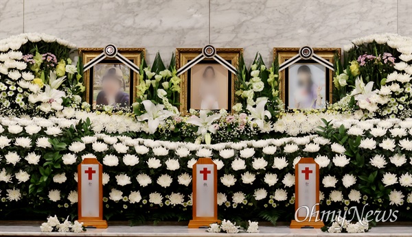 지난 8일 서울 관악구 신림동 반지하 주택에서 집중호우로 목숨을 잃은 가족 3명의 빈소가 10일 여의도 성모병원 장례식장에 차려졌다.