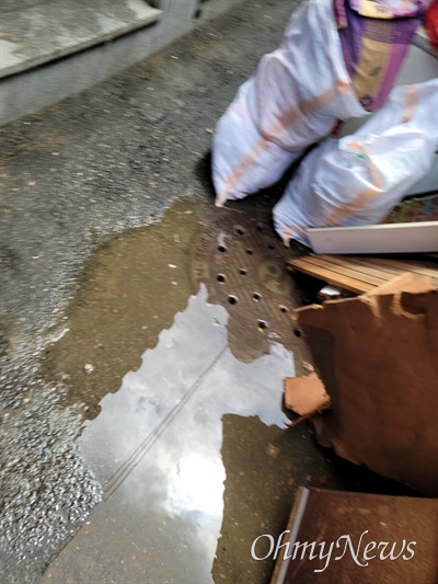 8일 밤 폭우로 인해 서울 동작구 상도동의 한 주택 반지하에 살던 50대 여성 A씨가 익사했다. 10일, A씨가 살던 반지하 주택 앞쪽 주택 반지하 집에 사는 양(43)씨가 당시 물이 자신 얼굴 높이까지 차있었다며 가리키고 있다.