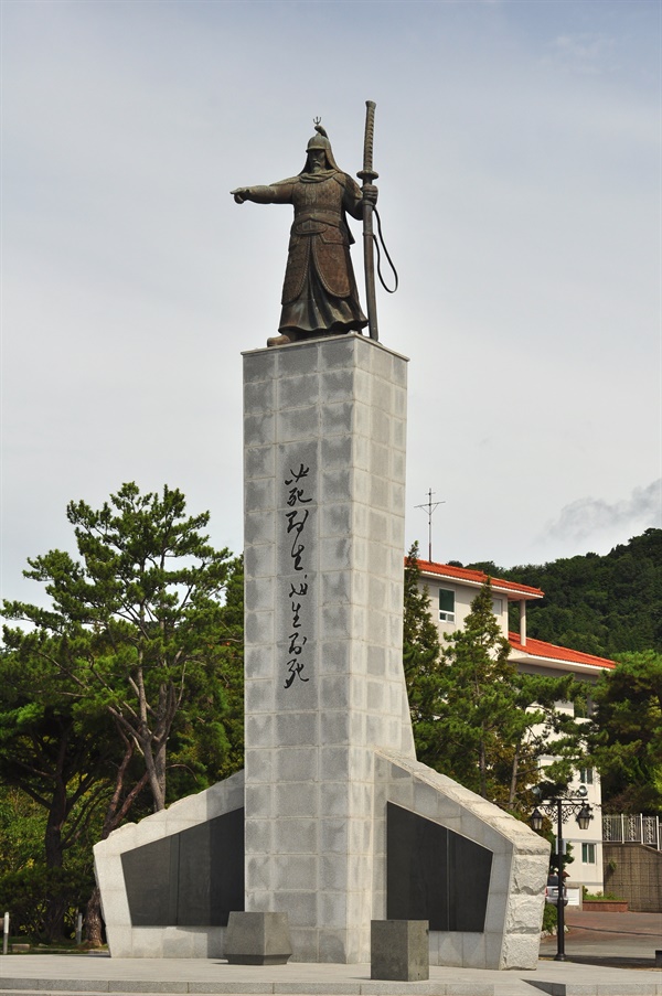 이순신공원에 우뚝 서 계신 충무공. 