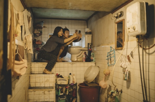 영화 <기생충>에 나오는 주인공 기택(송강호)의 집은 화장실 변기가 집에서 가장 높은 곳에 있는 기형적인 형태다. 