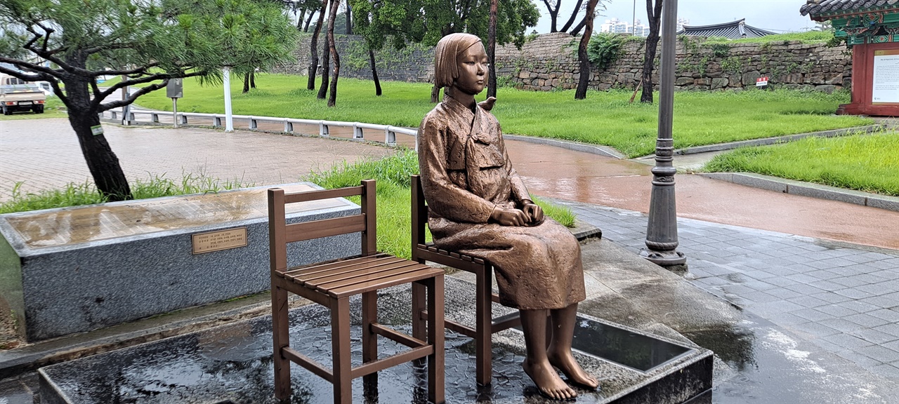 충남 홍성군 홍주성 앞에 세워진 홍성 평화의 소녀상. 2022년 8월 11일 현재의 모습이다. 