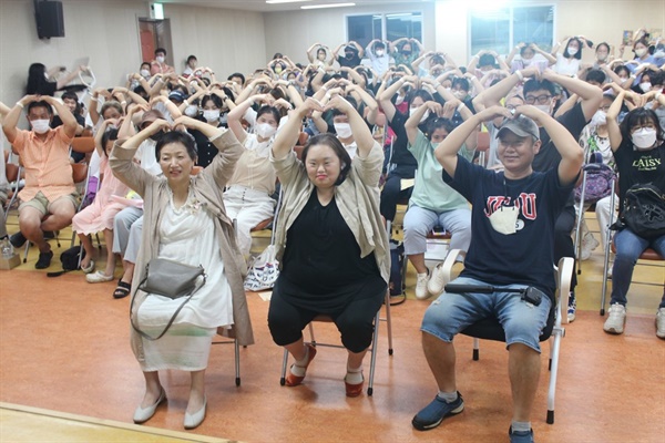  배우이자 화가인 정은혜씨가 서동일 감독, 어머니 장차현실 씨 등과 함께 영화 상영회에 참석했다.