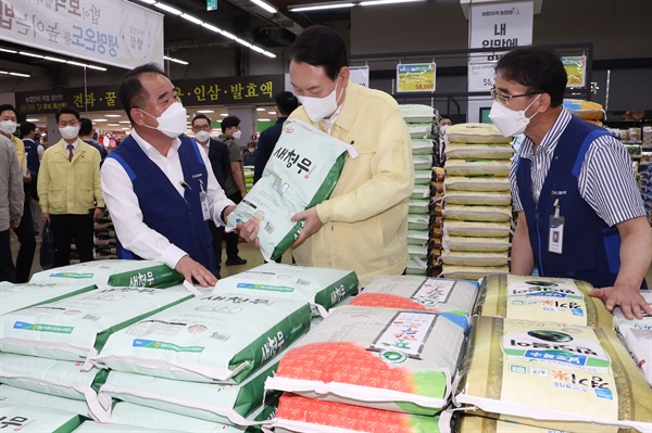  윤석열 대통령이 11일 서울 서초구 양재동 하나로마트 양재점에서 양곡 판매현황을 점검하고 있다.