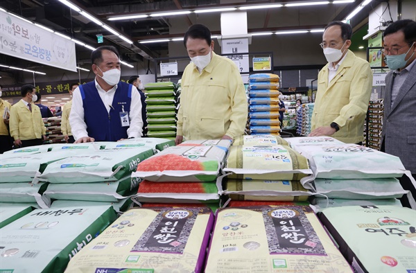 윤석열 대통령이 지난해 8월 서울 서초구 양재동 하나로마트 양재점에서 양곡 판매현황을 점검하고 있다.