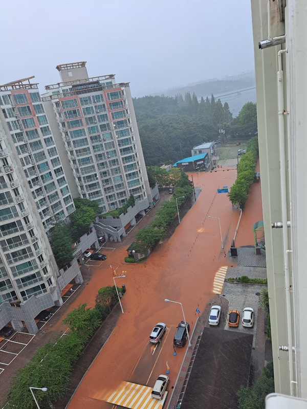 미룡동 아파트 앞 마당에 물이 차오르고 있다