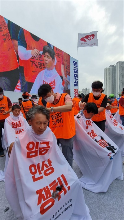 10일 오후 서울 용산 대통령실 인근에서 열린 공무원 노동자들의 “총력투쟁 결의대회” 때 삭발식.