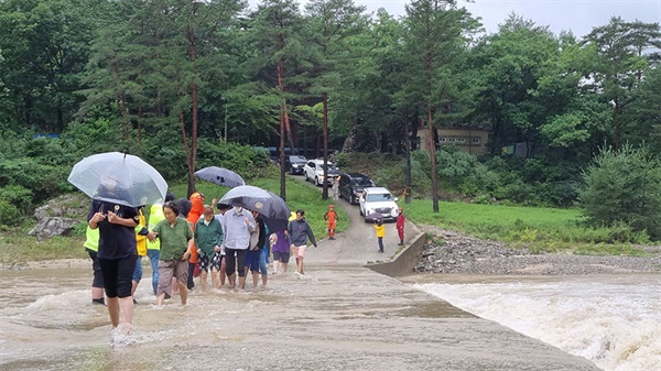 강릉 노추산 야영장에 고립됐던 야양객 90명이 하천 수위가 낮아지자 귀가했다.