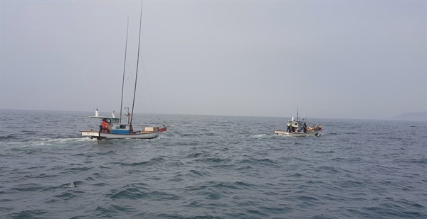부산해경, 청사포 남동방 1.7해리 해상 침수선박 안전 조치.