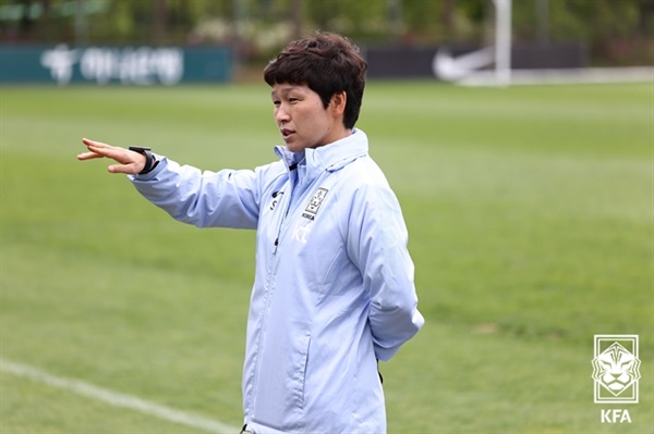  한국 U-20 여자축구 대표팀을 이끄는 황인선 감독 