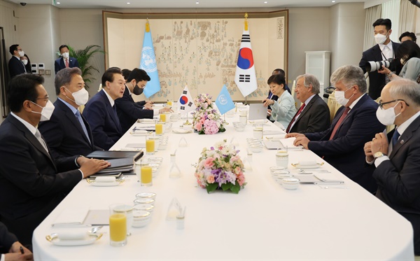 윤석열 대통령과 안토니우 구테흐스 유엔 사무총장이 12일 서울 용산 대통령실 청사에서 열린 오찬에서 대화하고 있다.