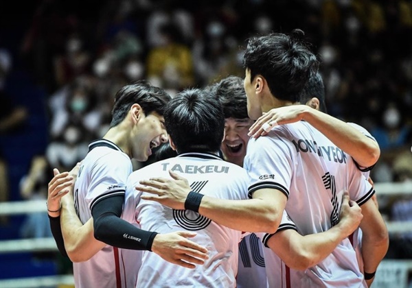  2022 아시아배구연맹(AVC)컵 예선 2라운드 호주와의 경기에서 승리한 한국 대표팀이 기뻐하고 있다