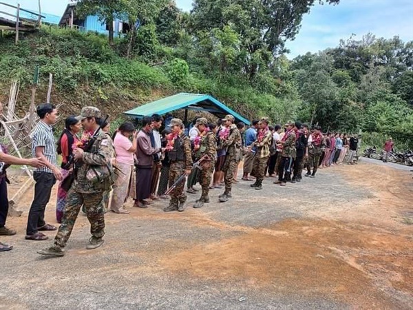 전선으로 향하는 친족 혁명전사들을 배웅하는 지역주민(2022년 7월15일 촬영)