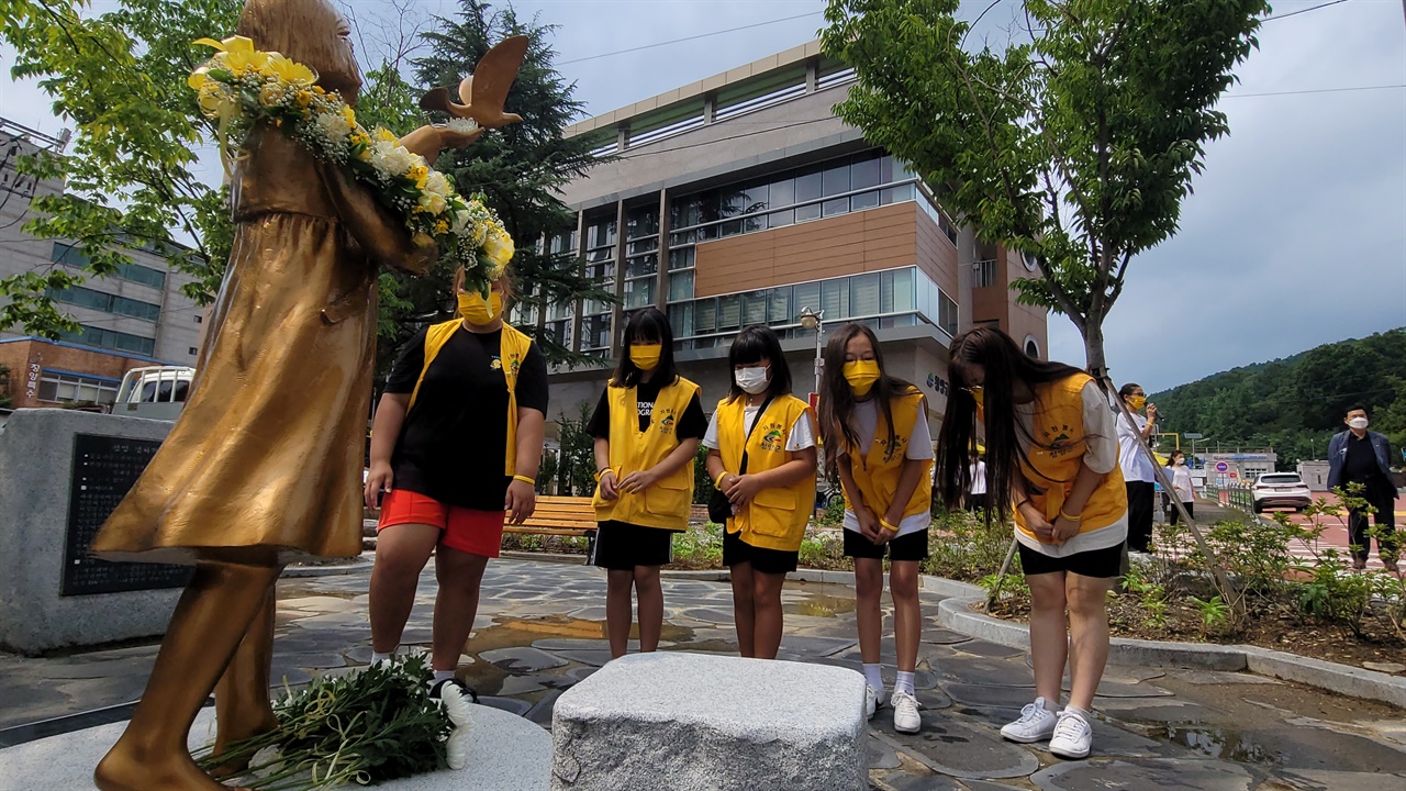 일본군 '위안부' 피해자 기림일인 14일 '청양 평화의 소녀상' 앞에서 기념식이 열렸다. 학생들이 소녀상에 헌화하고 있다.