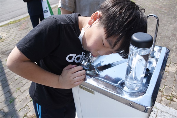 한 아이가 대구 수돗물을 마시고 있다. 안전하게 수돗물을 맘껏 마실 수 있도록 대구시는 대구 수돗물에 책임을 져야 한다. 
