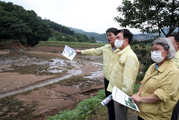 청양군의 피해지역을 방문한 김태흠 충남도지사(사진 가운데)가 김돈곤 청양군수(사진 왼쪽)로부터 피해상황을 듣고 있다. 