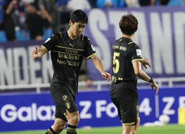  14일 경기도 수원월드컵경기장에서 열린 '하나원큐 K리그 1' 수원 삼성 블루윙즈와 성남FC 경기. 골을 넣은 수원 삼성 전진우가 기뻐하고 있다.