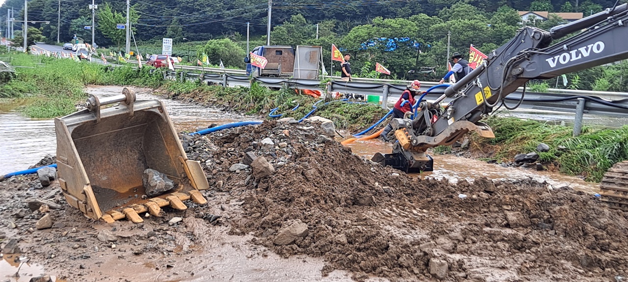  지난 14일 충남 청양군 남양면 온직 3리에서는 폭우로 인한 피해 복구작업이 한창 진행되고 있다. 