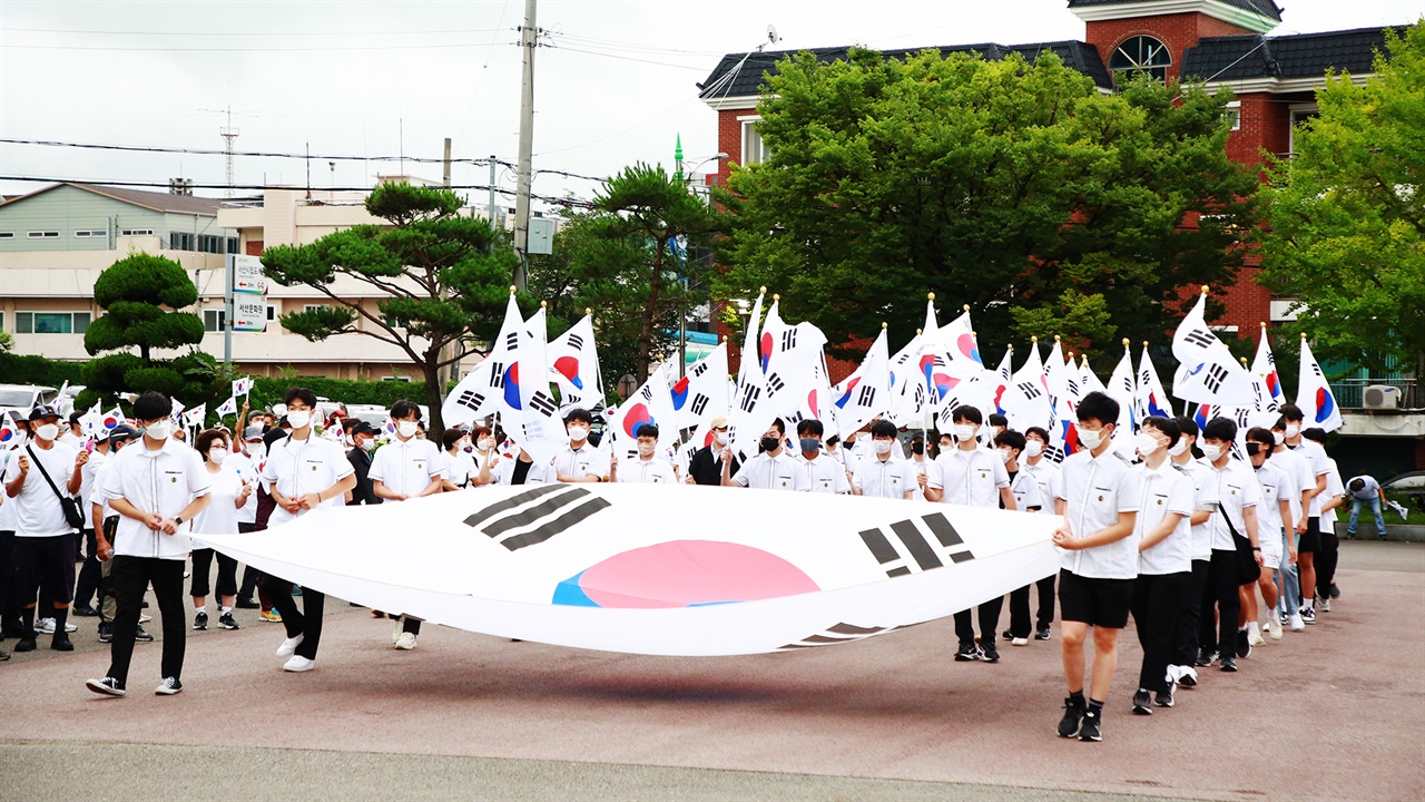 서산서는 15일 서산시민 한마음 걷기대회가 서산시문화회관 광장과 부춘산 일대에서 개최됐다.