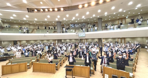  서산시기독교장로연합회가 주최한 8·15 광복절 기념 연합예배 참석자들이 만세삼창을 하고 있다