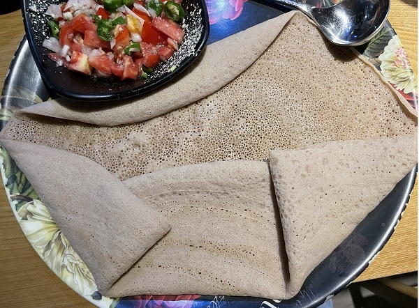 노량진 에디오피아 식당 야마레치에서 먹을 수 있는 먹거리는 10가지가 넘습니다. 대부분 인제라와 같이 먹습니다. 인제라는 테프 가루를 발효시켜서 만드는데 겉보기는 부침개와 비슷하고 약간 신맛이 납니다.