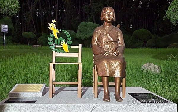 15일 밤 국립대 최초로 충남대학교 교정에 평화의 소녀상이 건립됐다.