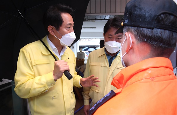 오세훈 서울시장이 지난 9일 세 가족이 침수로 고립돼 사망한 서울 관악구 신림동 수해 현장을 점검하고 있다. 