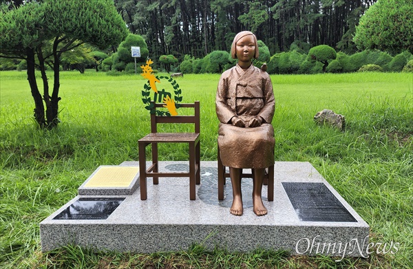 국립대학교 최초로 충남대 서문 잔디광장에 세워진 '충남대학교 평화의 소녀상'.