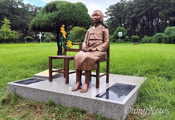 15일 밤 충남대학교 학생과 동문 등은 국립대학교 최초로 충남대 서문 인근 교정에 '충남대학교 평화의 소녀상'을 건립했다.